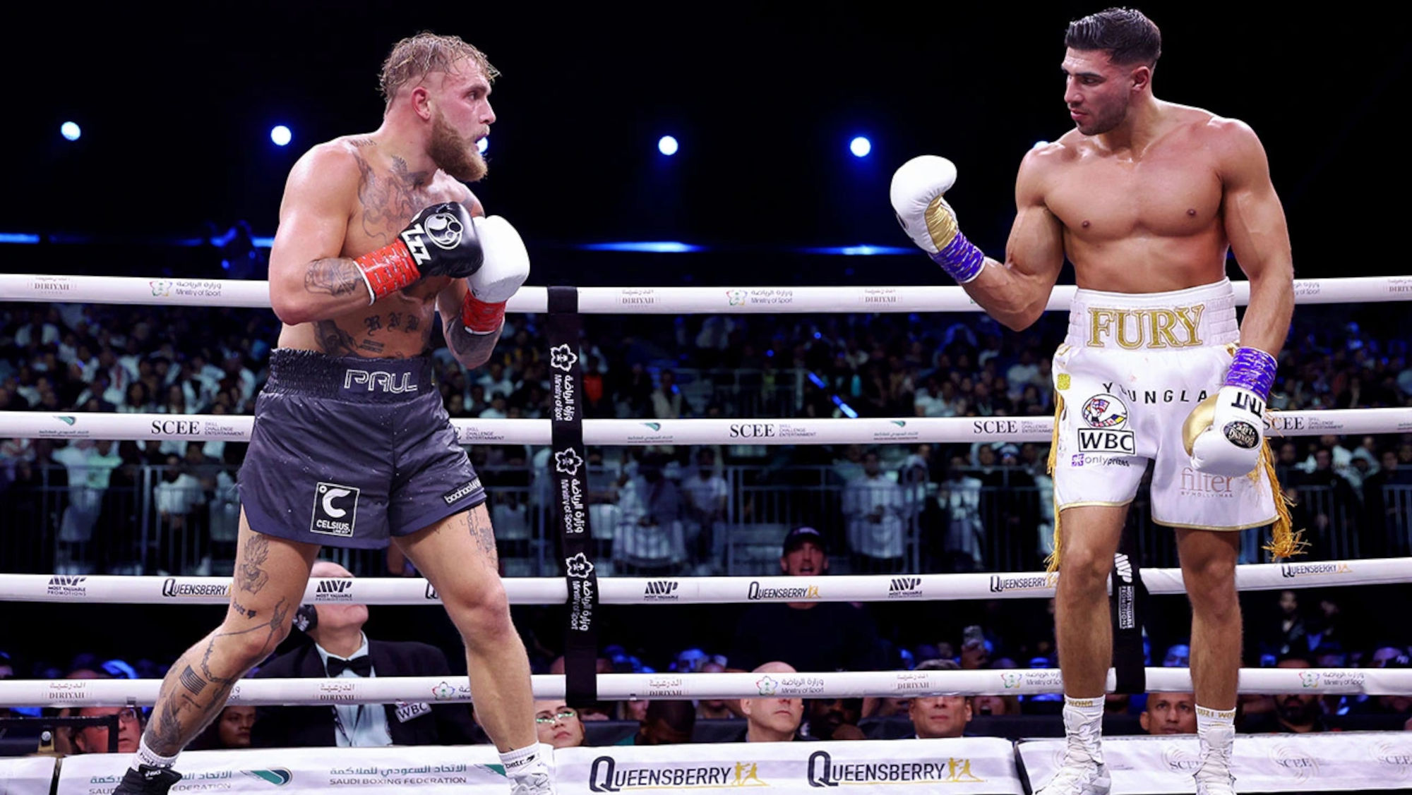Lo youtuber Jake Paul subisce la sua prima sconfitta come pugile contro Tommy Fury