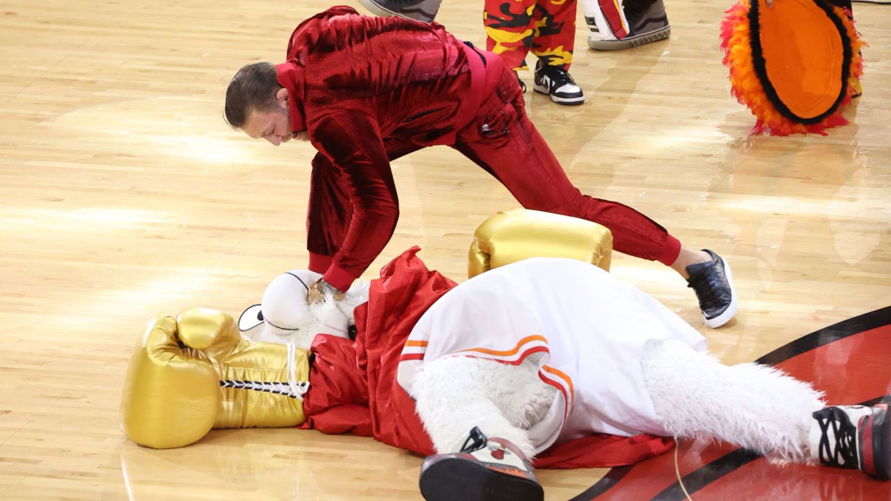 Conor McGregor manda al pronto soccorso la mascotte dei Miami Heat con un pugno al viso
