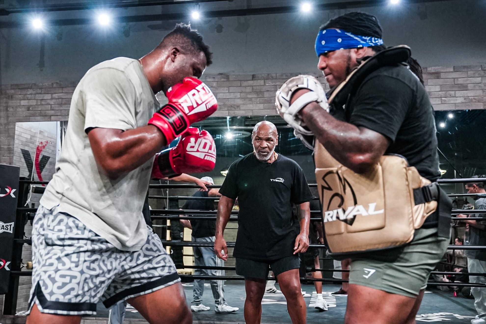 Francis Ngannou si allena con Mike Tyson per il suo match contro Tyson Fury