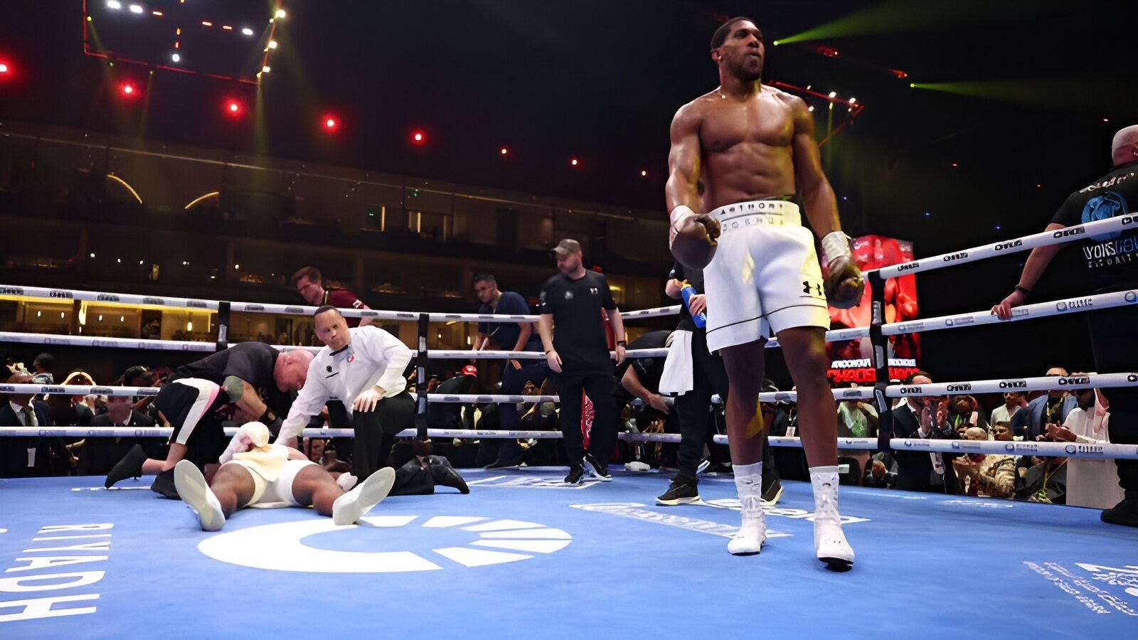 Joshua punisce un Ngannou impreparato: KO al secondo round